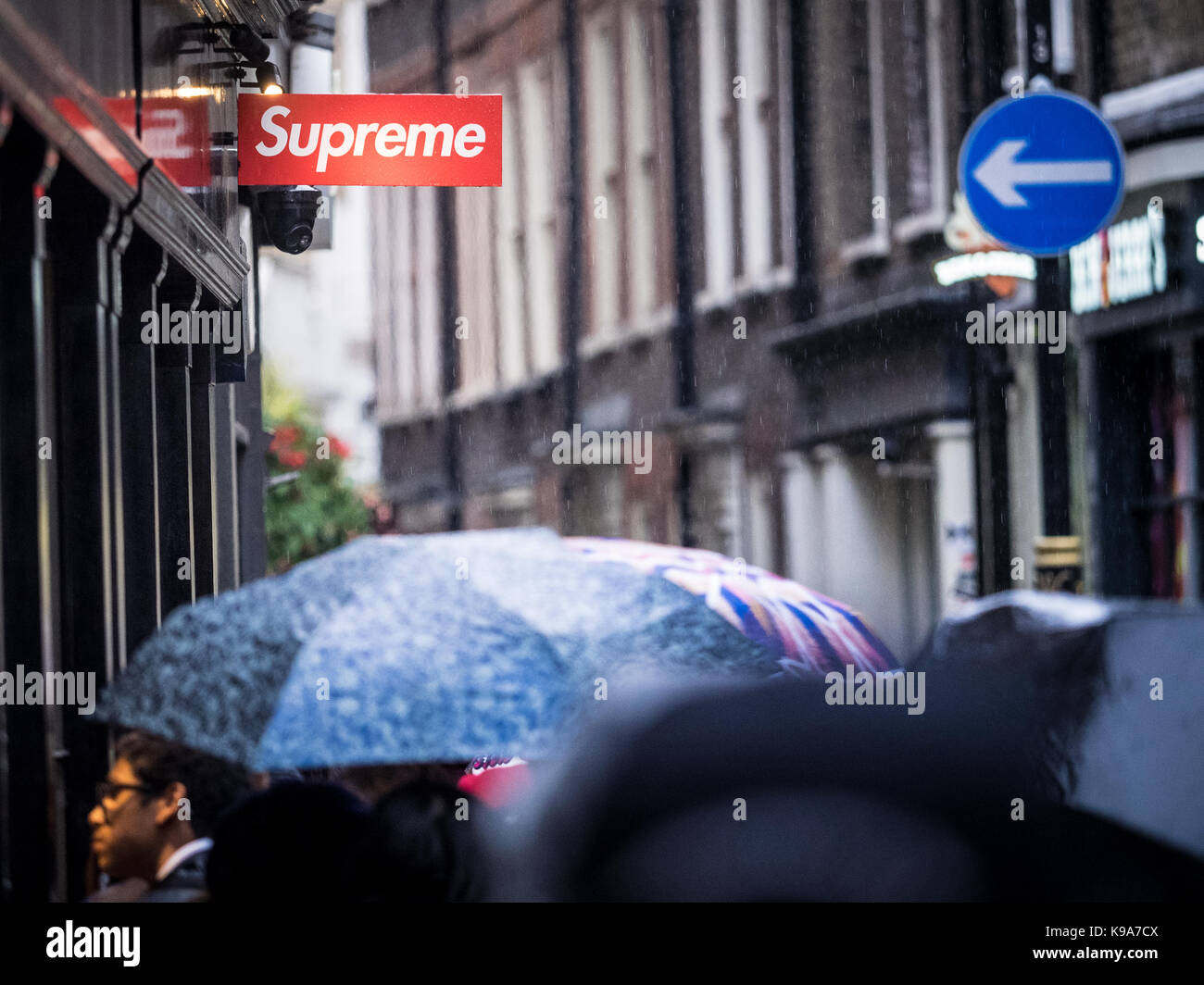 Cour suprême Londres - Clients d'attente dans la pluie à l'extérieur de la Cour suprême fashion store dans le quartier de Soho à Londres. Le jeudi reconstitue toujours populaire. Banque D'Images