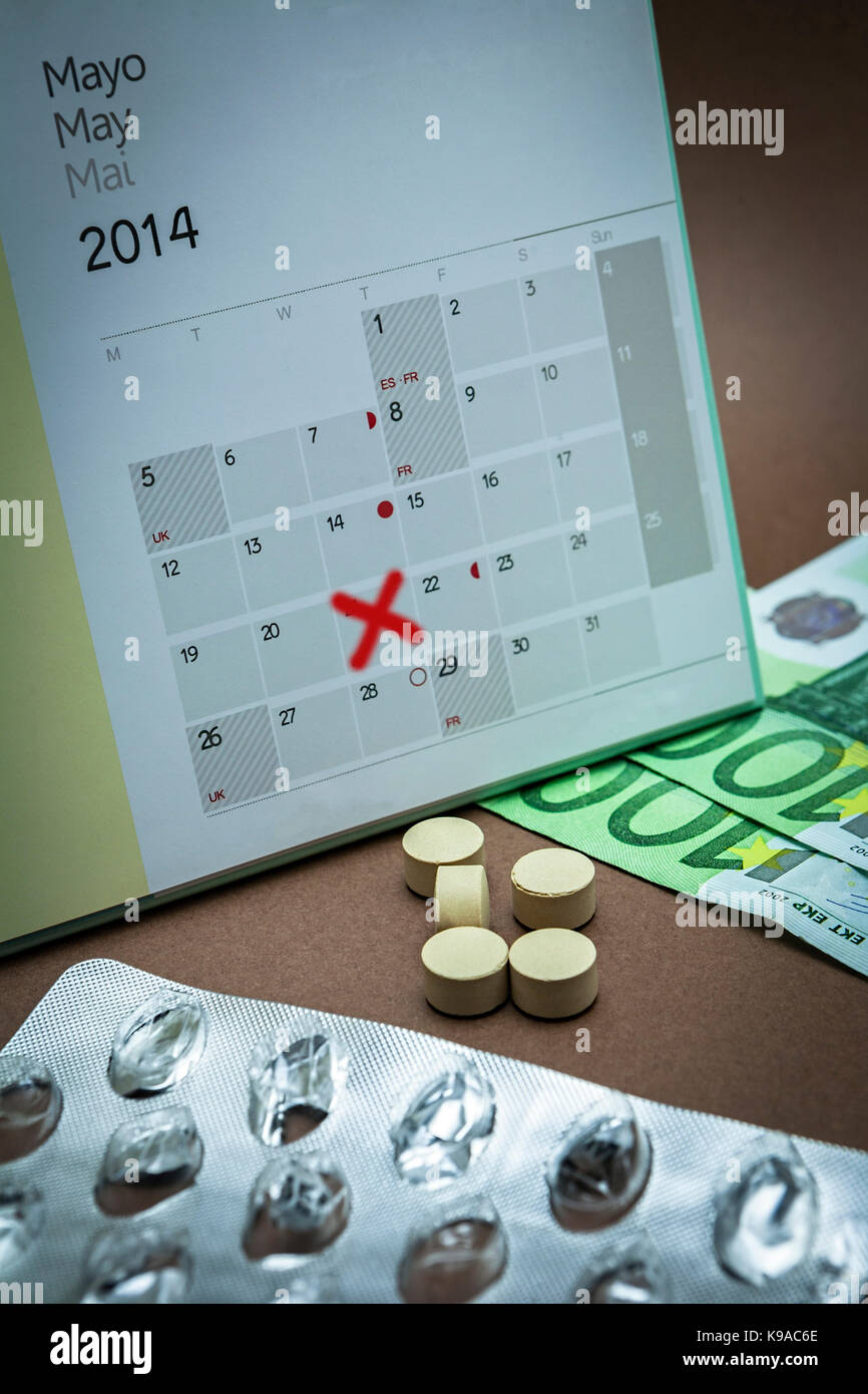 Pilule sur un calendrier, un rappel à payer des médicaments dans la pharmacie Banque D'Images