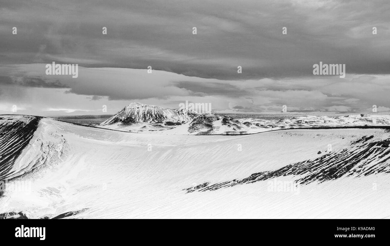 Les pentes escarpées du volcan krafla photographié à partir du bord du cratère Banque D'Images
