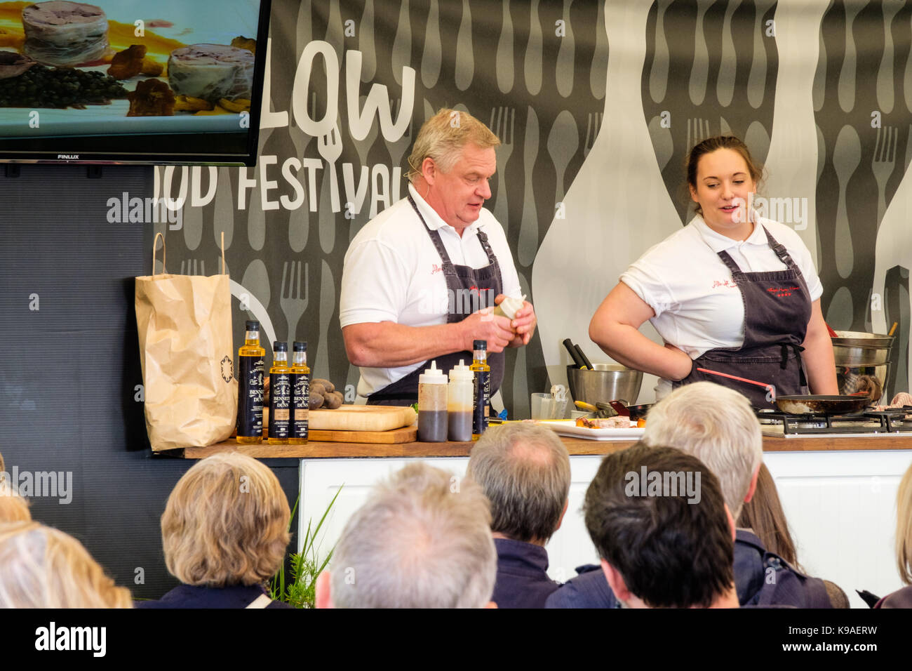 Démonstration culinaire par les chefs de l'Albrighton Hussey, au Ludlow Food Festival 2017, Ludlow Castle, Ludlow, Shropshire, Angleterre Banque D'Images