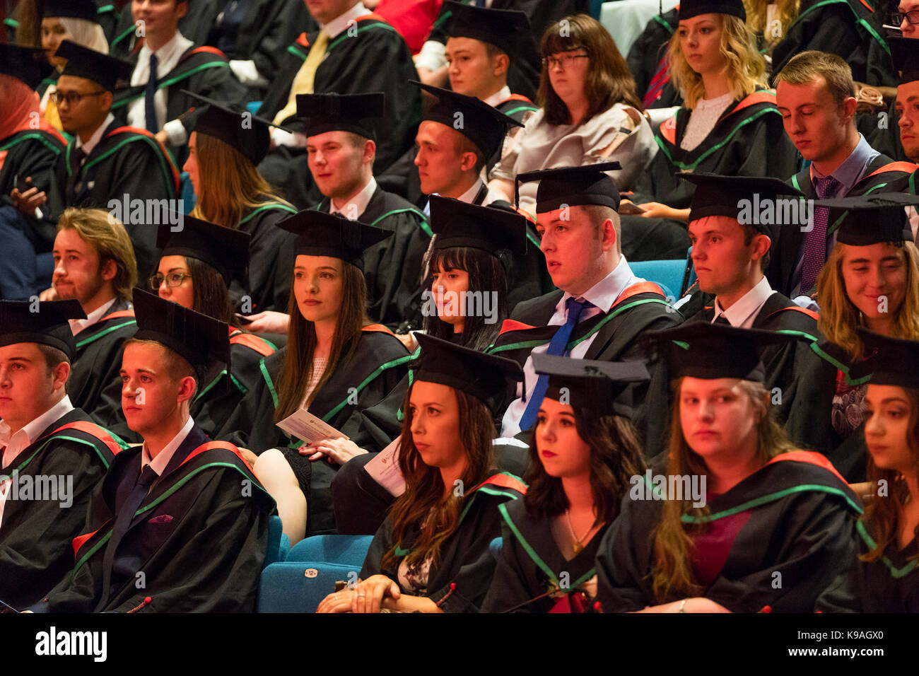 L'enseignement supérieur au Royaume-Uni : les étudiants de l'université d'Aberystwyth portant des robes universitaires traditionnelles et le mortier d'affichage sur le jour de la remise des diplômes, juillet 2017 Banque D'Images