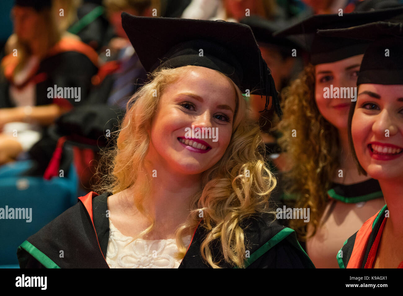 L'enseignement supérieur au Royaume-Uni : les étudiants de l'université d'Aberystwyth portant des robes universitaires traditionnelles et le mortier d'affichage sur le jour de la remise des diplômes, juillet 2017 Banque D'Images