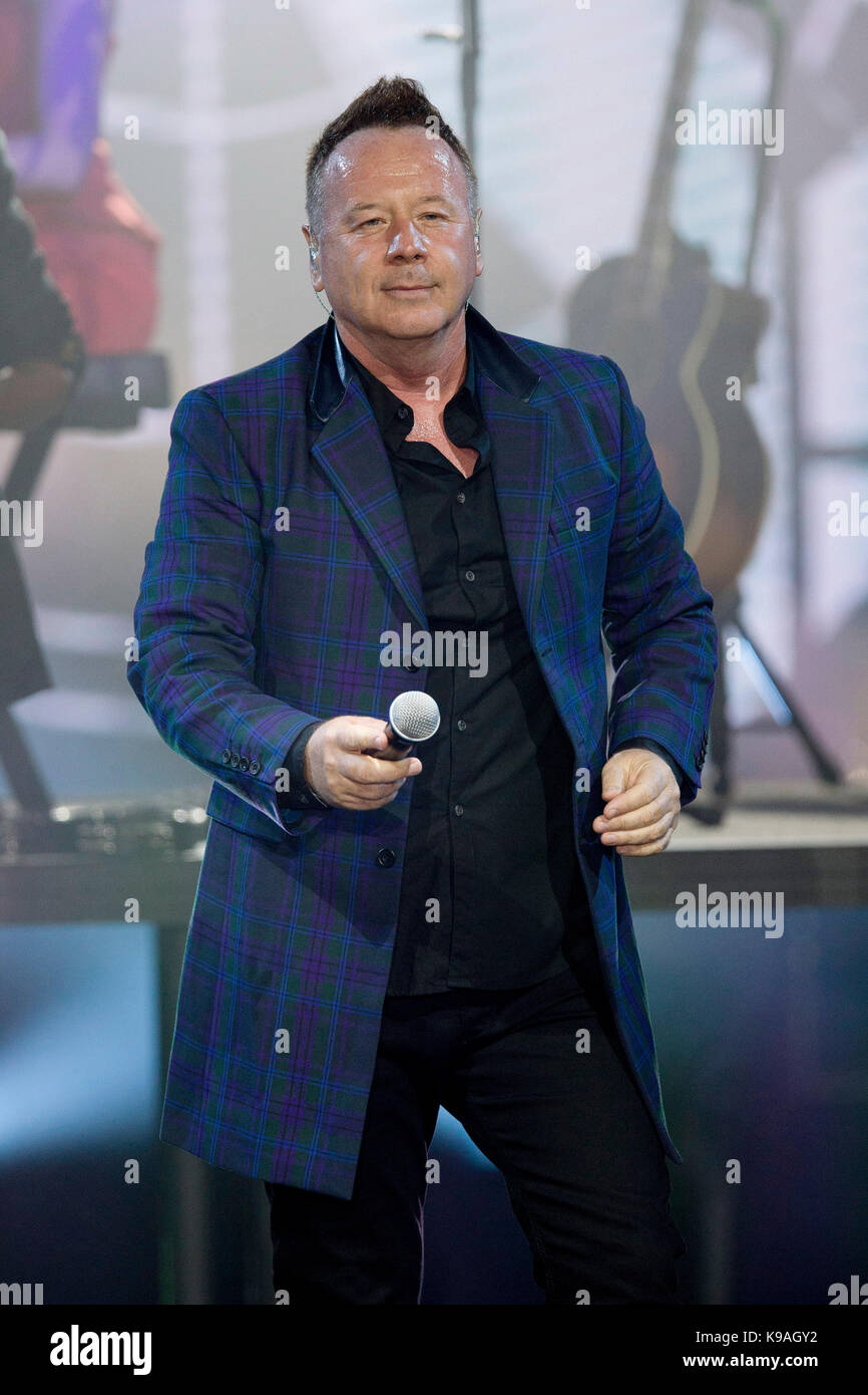Simple Minds en concert au Sporting Monte-Carlo concert hall à Monaco : singer Jim Kerr (2015/07/30) Banque D'Images
