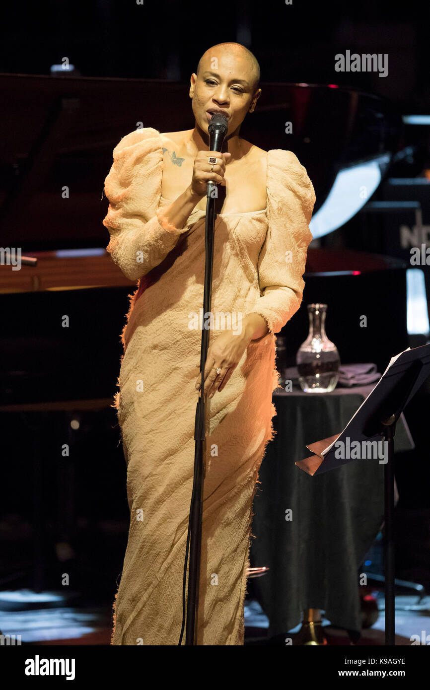 La chanteuse de jazz britannique Malia sur scène pendant un concert avec André Manoukian au Monte-Carlo Jazz Festival, à Monaco, le 2016/11/29 Banque D'Images
