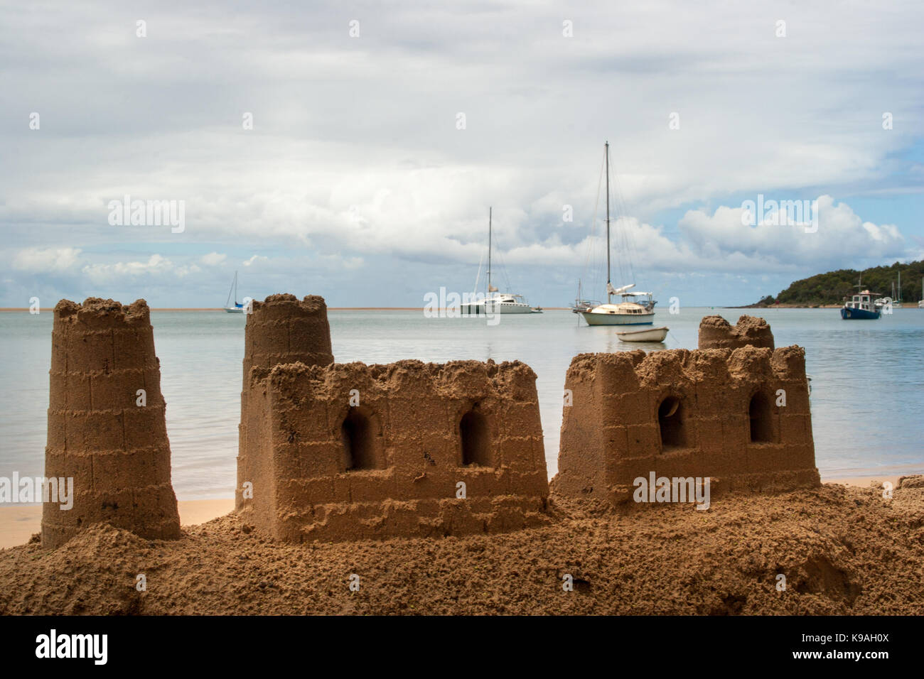 Une forteresse de sable veille sur les yachts amarrés dans la baie Banque D'Images