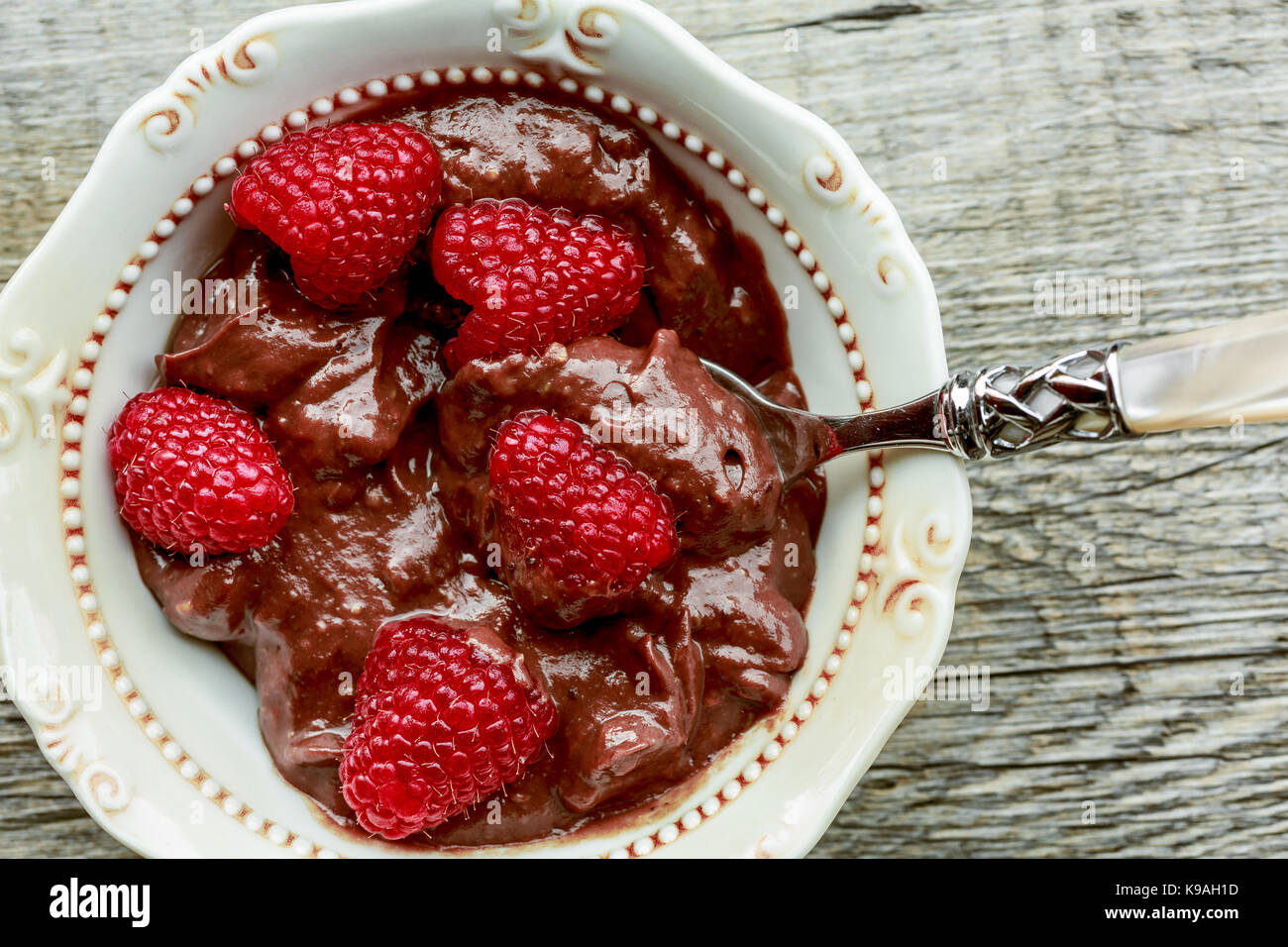 L'avocat de la mousse au chocolat avec des framboises Banque D'Images