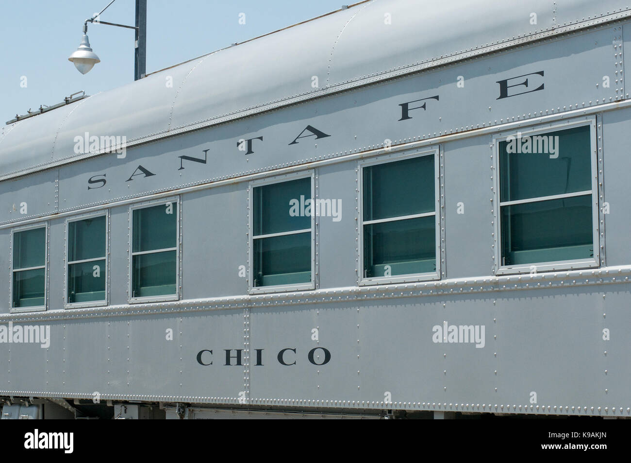 Sante Fe voiture voyageurs à l'extérieur de Kansas city la gare Union, États-Unis Banque D'Images