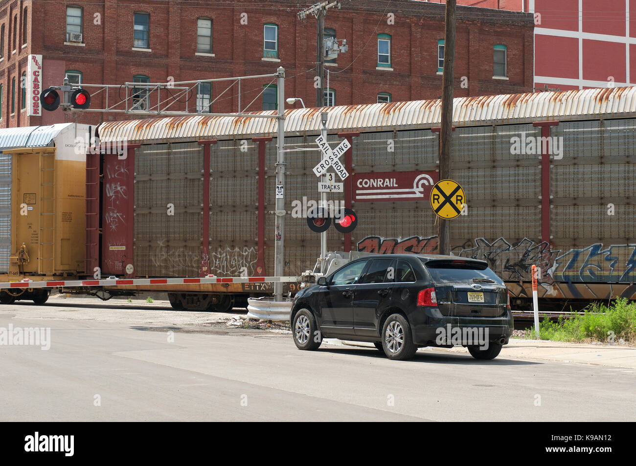 Ford Edge voiture à un passage à niveau dans le fond de l'ouest, Kansas City, États-Unis Banque D'Images