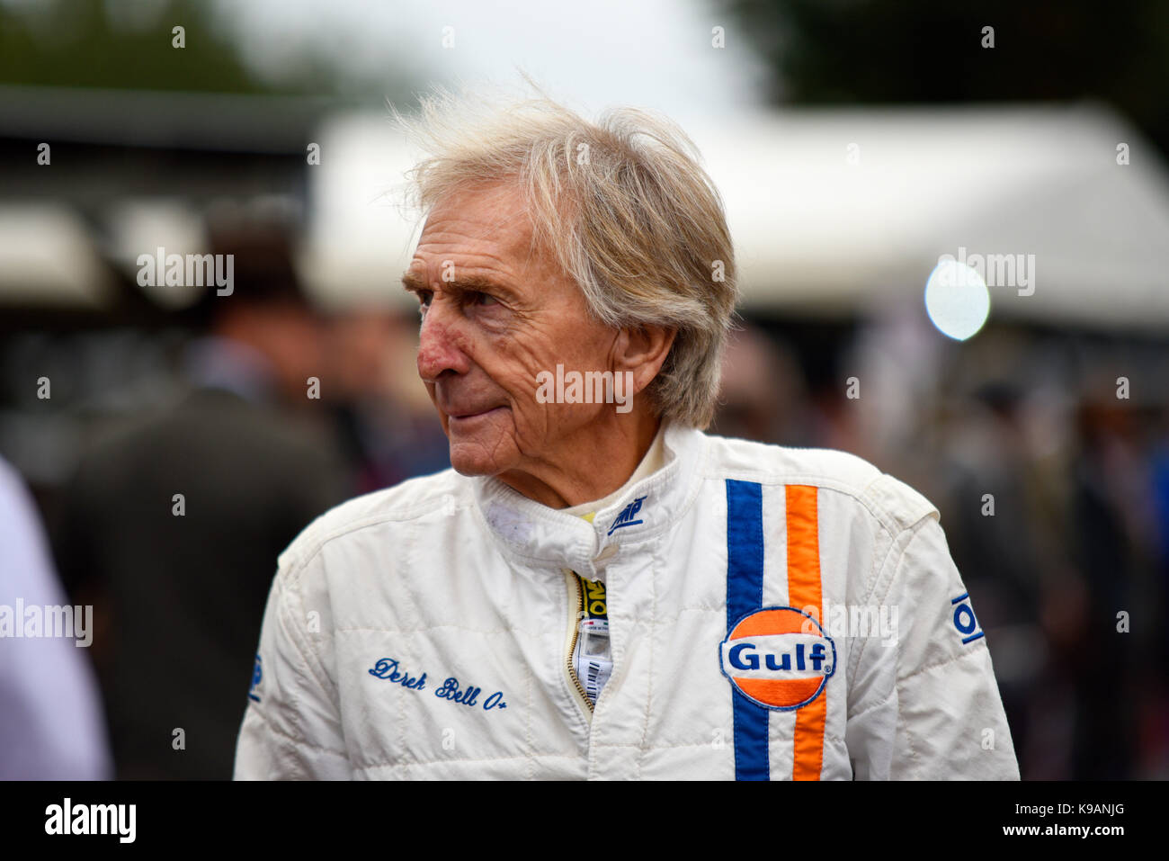 Derek Bell dans la zone de montage pour le Trophée Kinrara au Goodwood Revival 2017 Banque D'Images