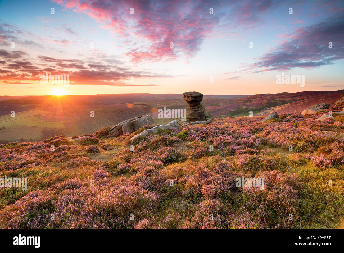 Le grenier à sel, une formation de roche altérée en hauteur sur le bord de la Derwent dans le parc national de Peak District, dans le Derbyshire Banque D'Images