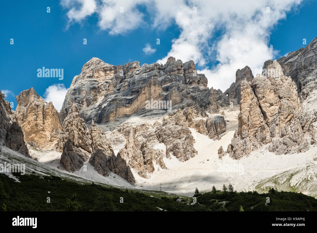Les Dolomites, Italie du Nord. Pics accidentés dominent le Val Tofana, au-dessus de l'Alta Via 1 chemin de longue distance Banque D'Images