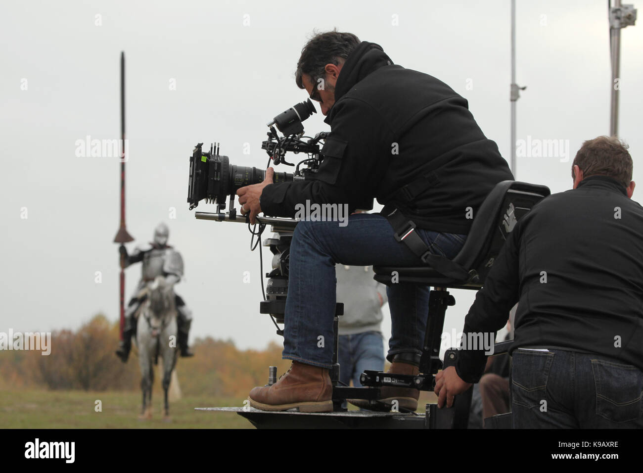 Directeur de la photo Roland Breitschuh films une scène du film pendant le tournage du nouveau cinéma allemand 'Die Ritter' ('Les Chevaliers') réalisé par Carsten Gutschmidt par ordre de ZDF à Milovice en Bohême centrale, en République tchèque, le 23 octobre 2013. Banque D'Images