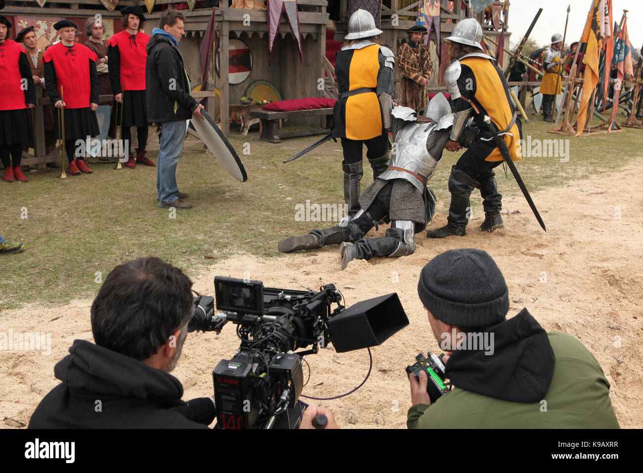 Directeur de la photo Roland Breitschuh films une scène du film pendant le tournage du nouveau cinéma allemand 'Die Ritter' ('Les Chevaliers') réalisé par Carsten Gutschmidt par ordre de ZDF à Milovice en Bohême centrale, en République tchèque, le 23 octobre 2013. Banque D'Images