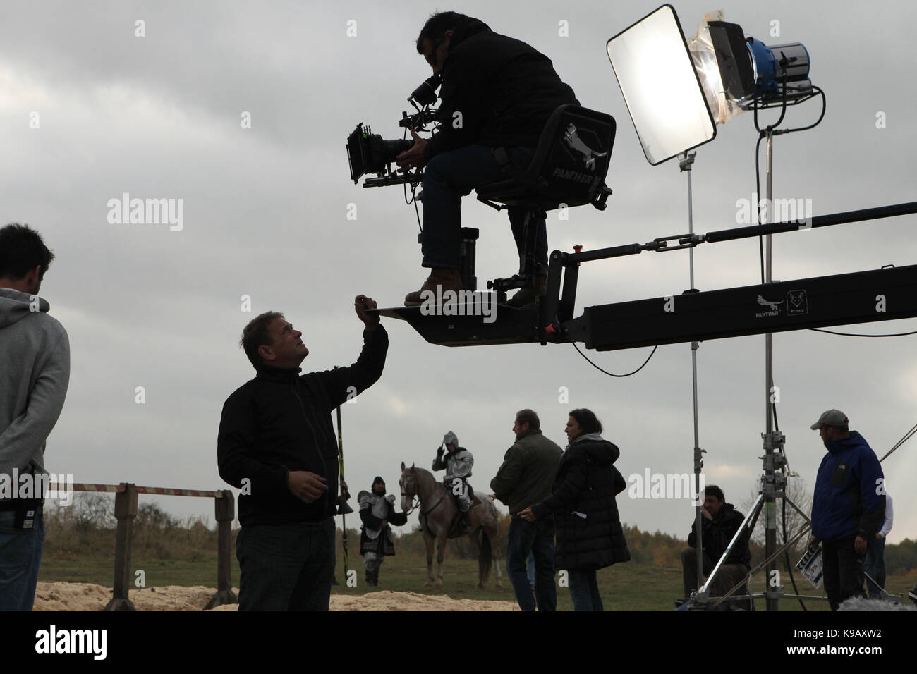 Directeur de la photo Roland Breitschuh films une scène du film pendant le tournage du nouveau cinéma allemand 'Die Ritter' ('Les Chevaliers') réalisé par Carsten Gutschmidt par ordre de ZDF à Milovice en Bohême centrale, en République tchèque, le 23 octobre 2013. Banque D'Images