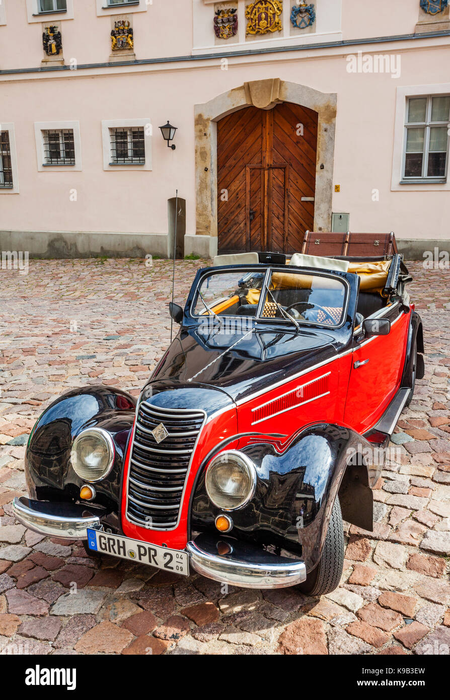 Allemagne, Saxe, Meissen, l'IFA oldtimer convertibles sur la place de la cathédrale, la colline du château Albrechtsburg Banque D'Images