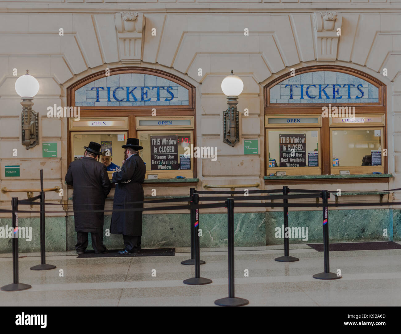 Hoboken nj , usa -- 19 septembre 2017 -- les hommes de la toile l'achat des billets à la fenêtre. usage éditorial uniquement. Banque D'Images