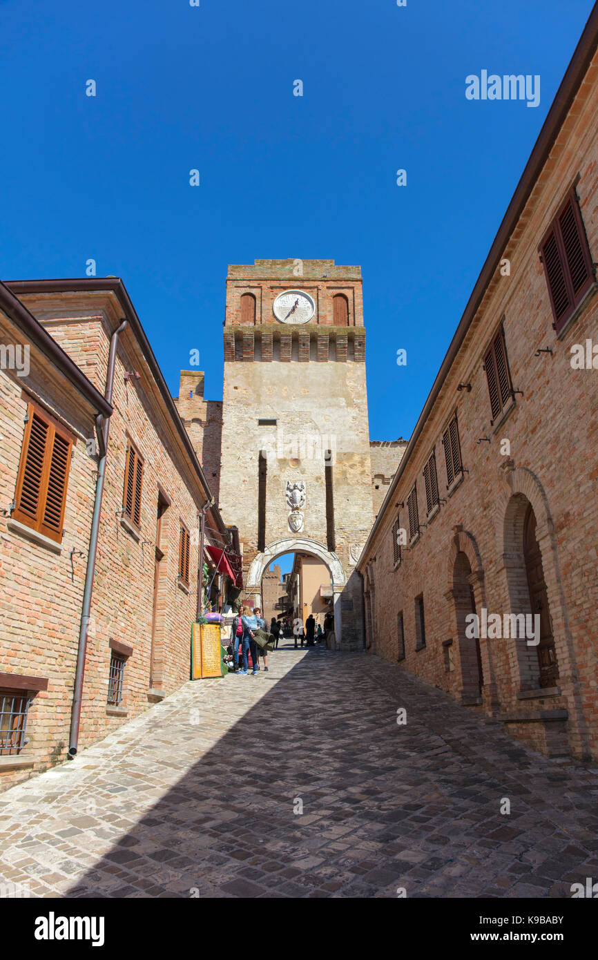 La tour de l'horloge à l'entrée de l'château de Gradara. Gradara, Marches, Italie. Banque D'Images