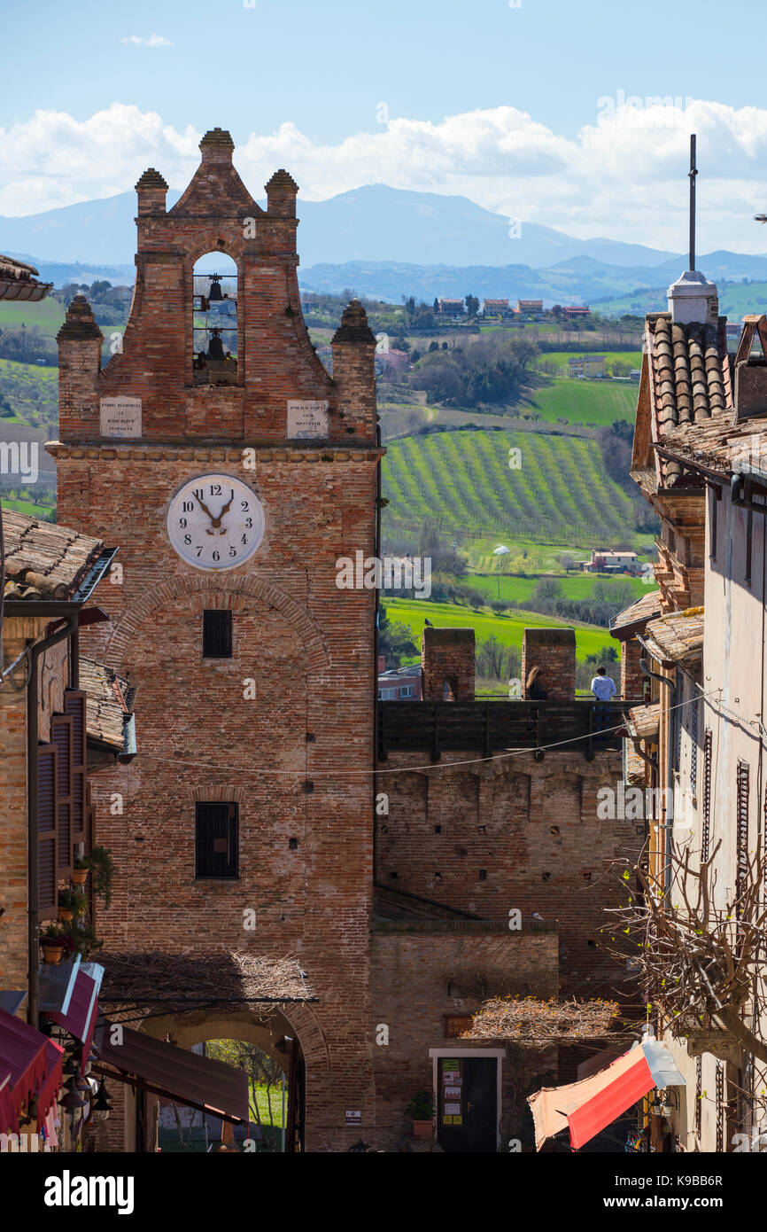 La tour de l'horloge à l'entrée de l'château de Gradara. Gradara, Marches, Italie. Banque D'Images