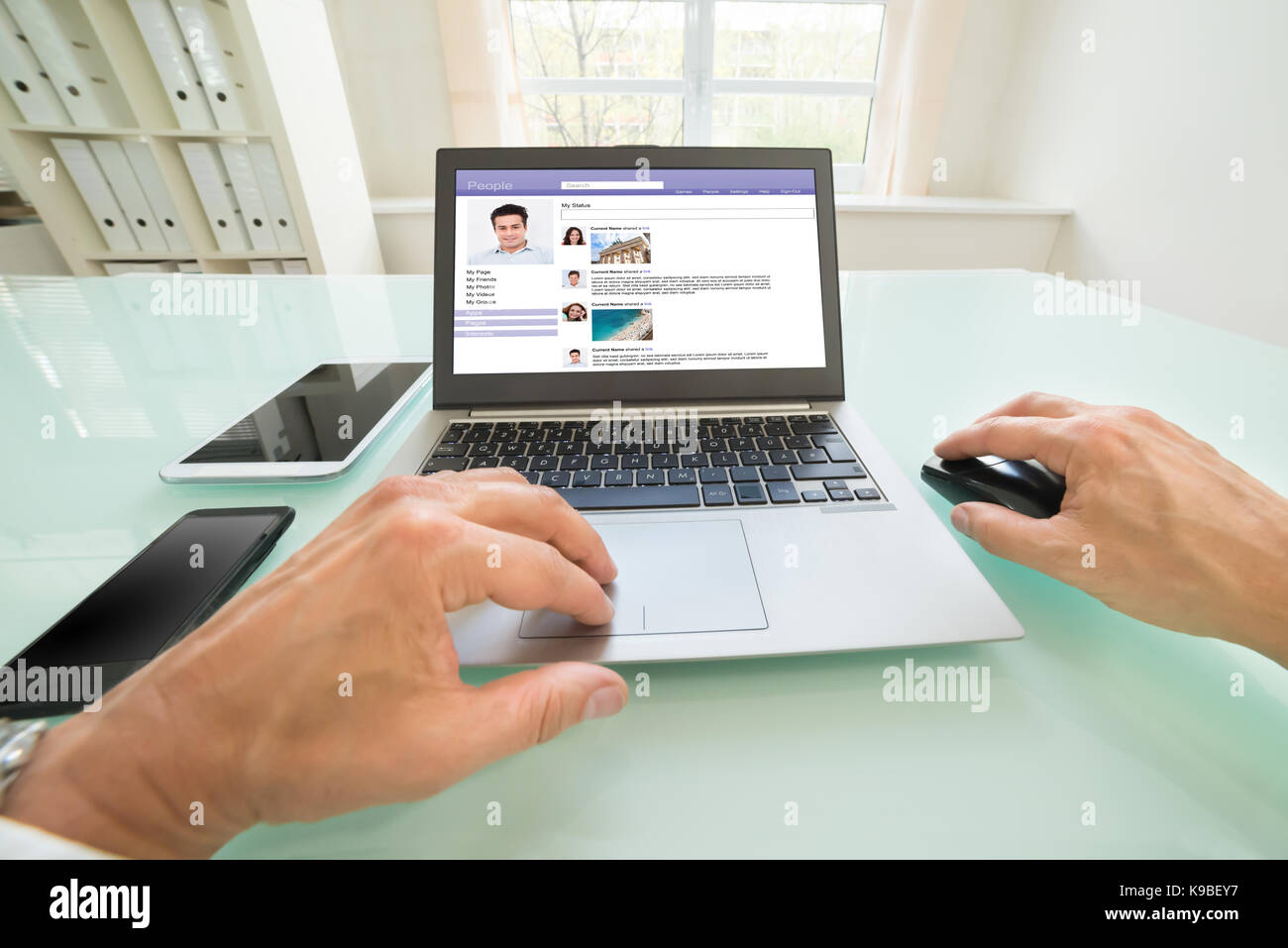 Close-up d'une personne sur site social dans bureau. photographe est propriétaire de copyright pour les images à l'écran Banque D'Images