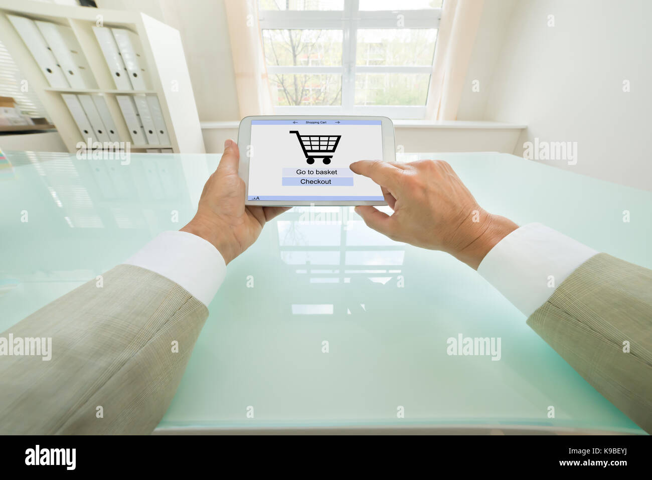 Close-up of a woman shopping online on digital tablet Banque D'Images