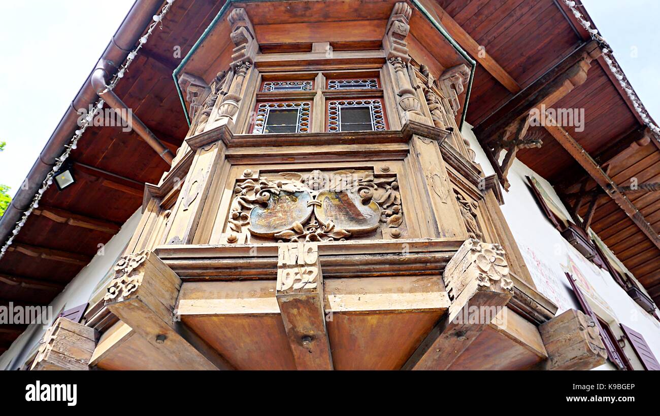 Un balcon en bois de la construction dans le centre-ville de Garmisch-partenkirchen, Allemagne Banque D'Images