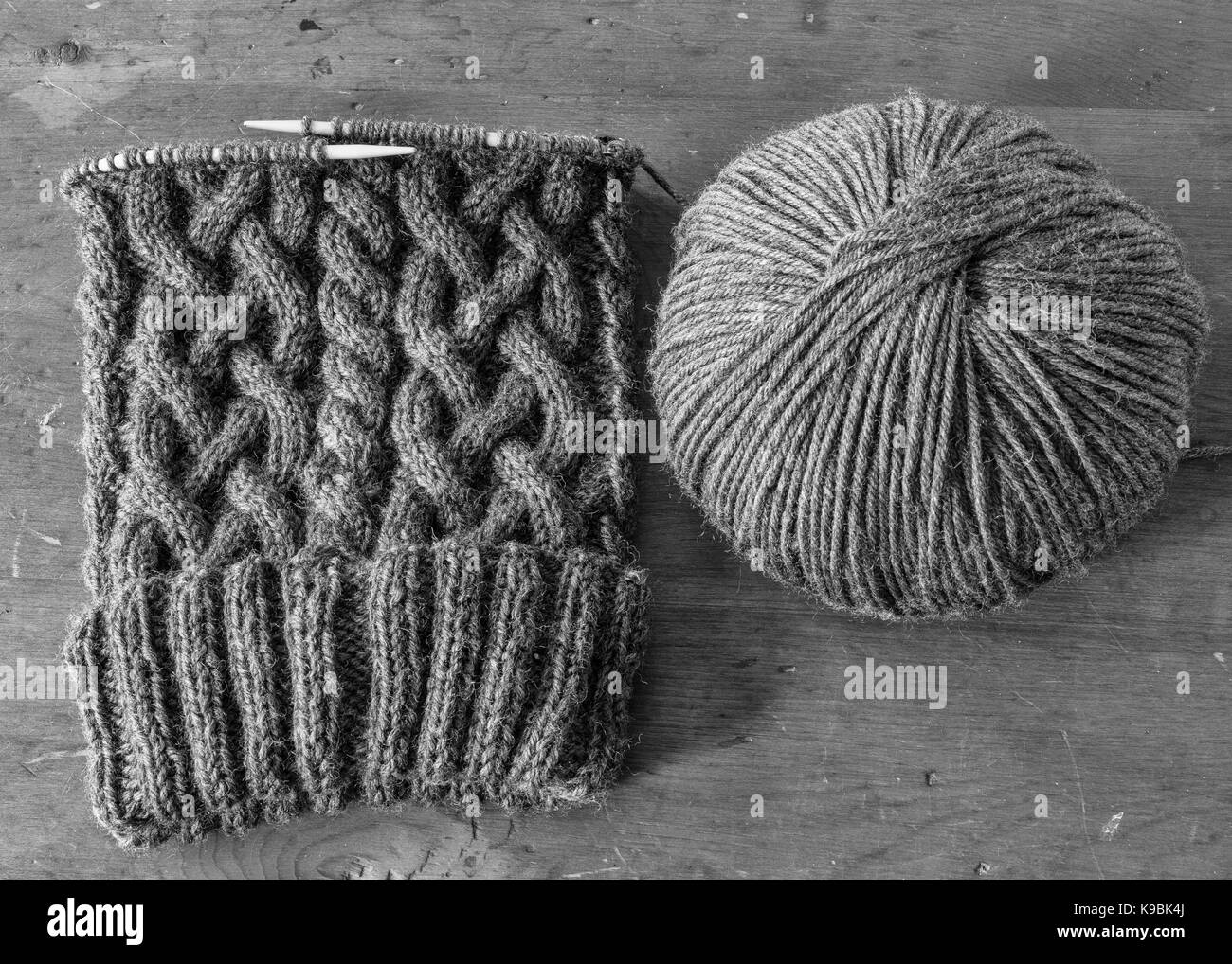 Chapeau d'hiver fait maison avec câble intensifs dessin en noir et blanc. Banque D'Images