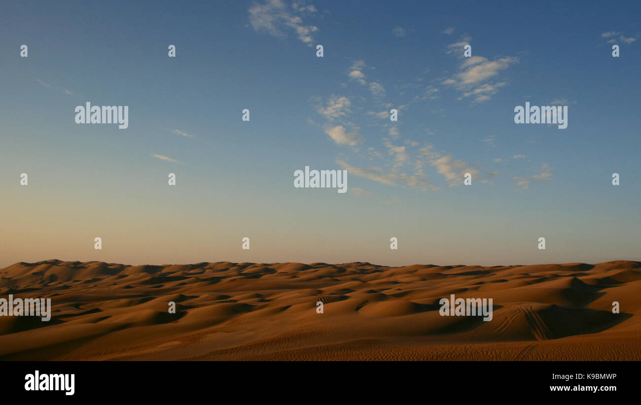 Coucher du soleil sur les dunes du désert Banque D'Images