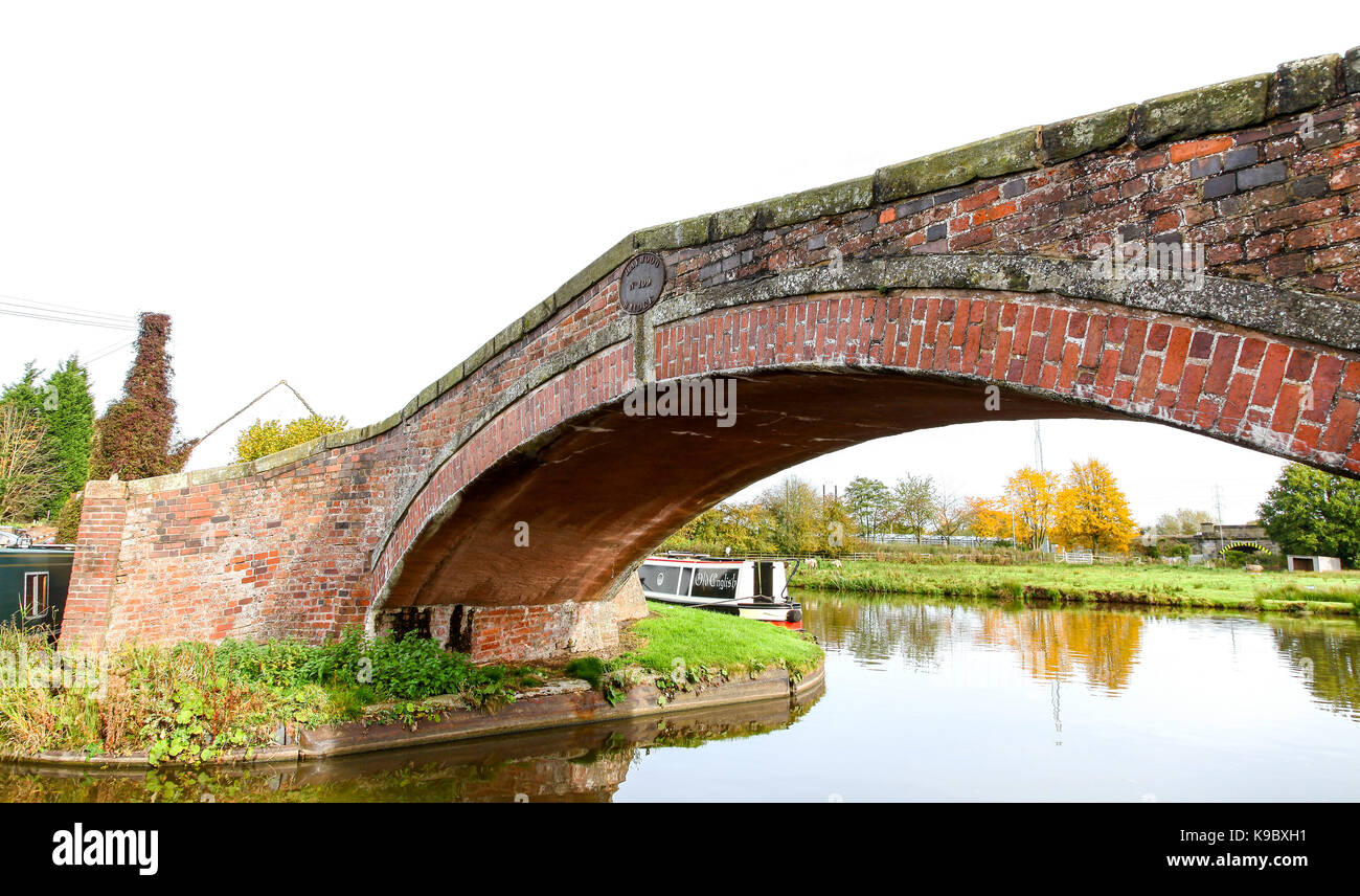Un pont de briques appelée Haywood à pont, numéro 109 à Haywood Junction sur la Trent et Mersey Canal, Great Haywood, dans le Staffordshire, Angleterre, RU Banque D'Images