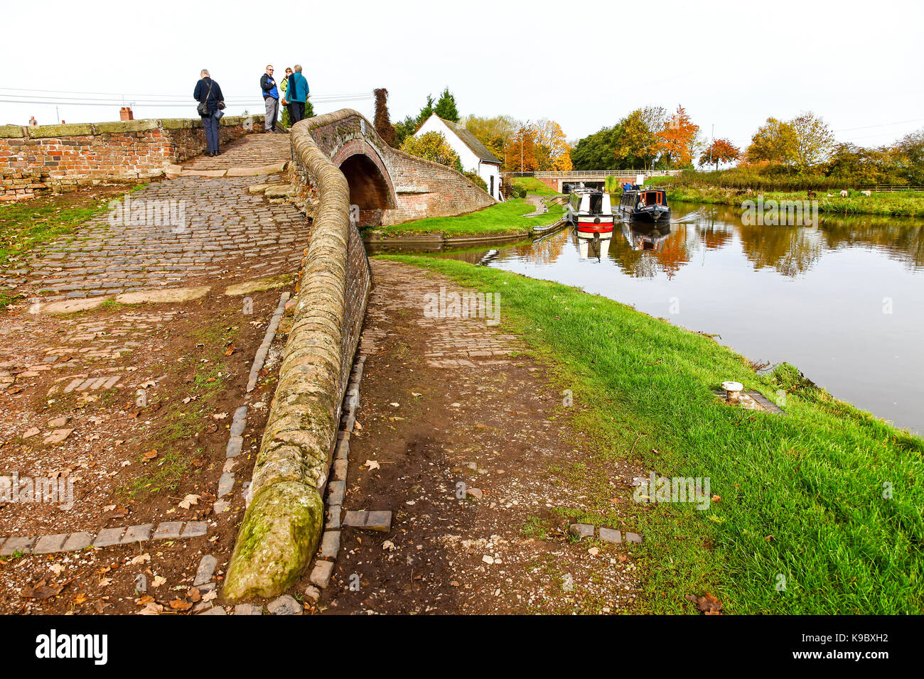 Un pont de briques appelée Haywood à pont, numéro 109 à Haywood Junction sur la Trent et Mersey Canal, Great Haywood, dans le Staffordshire, Angleterre, RU Banque D'Images