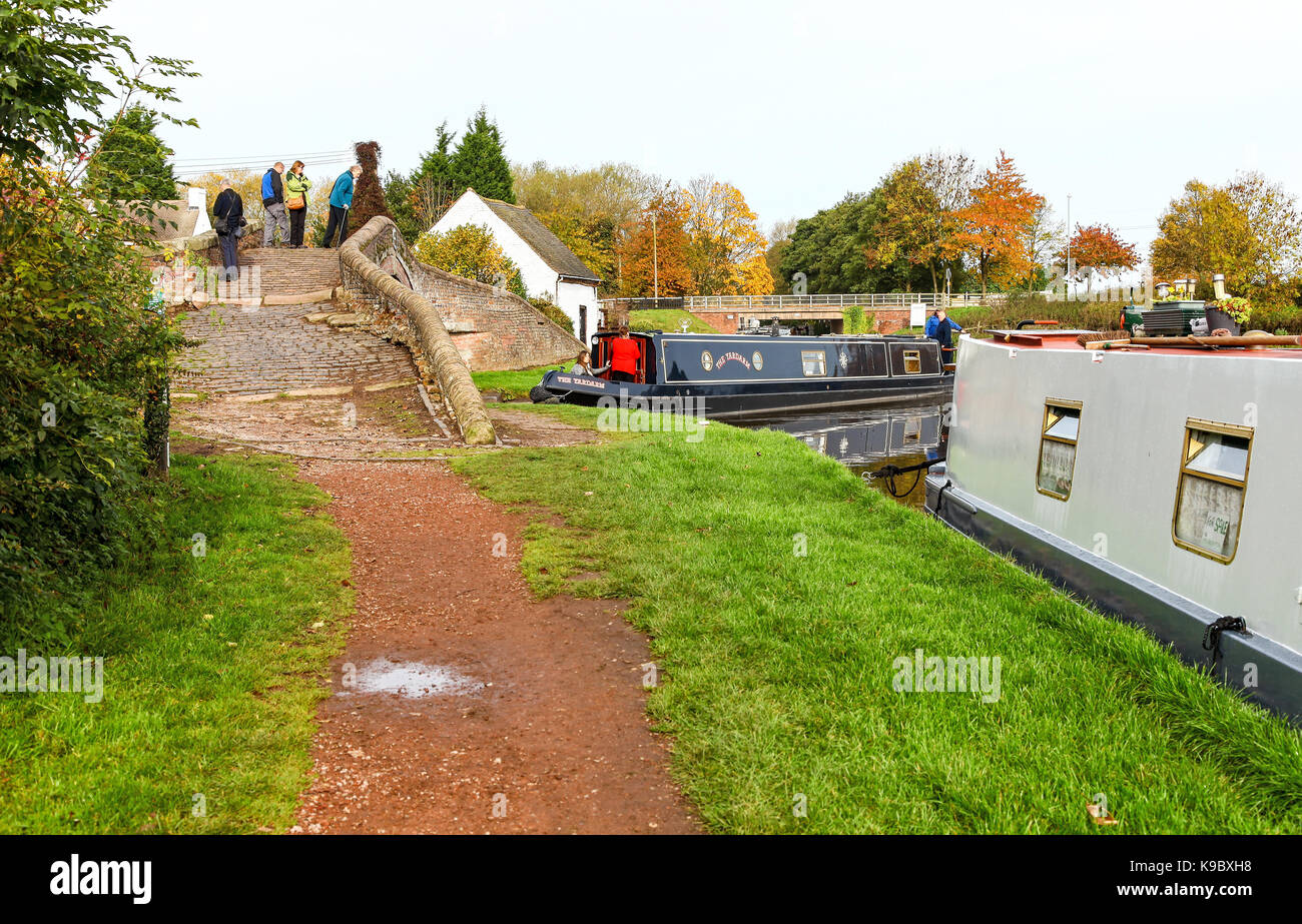 Un pont de briques appelée Haywood à pont, numéro 109 à Haywood Junction sur la Trent et Mersey Canal, Great Haywood, dans le Staffordshire, Angleterre, RU Banque D'Images