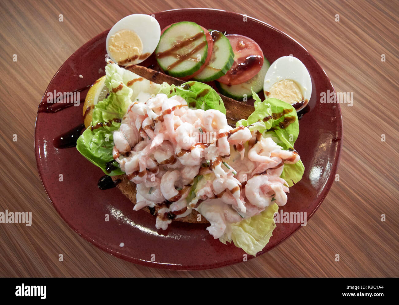 Sandwich à la salade de crevettes ouvert Banque D'Images