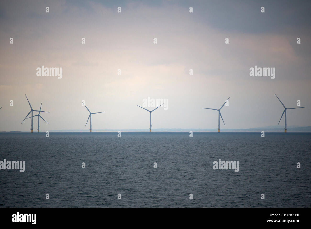 Ferme éolienne off North Hoyle le nord du Pays de Galles dans la mer d'Irlande par temps couvert Banque D'Images