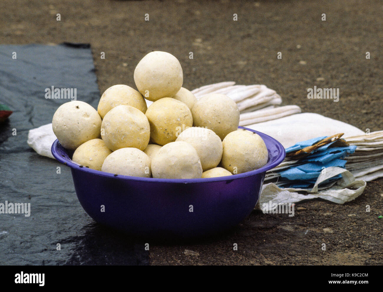 Bondoukou, Côte d'Ivoire, Côte d'Ivoire. Boules de savon fabriqué à partir  d'huile de palme Photo Stock - Alamy
