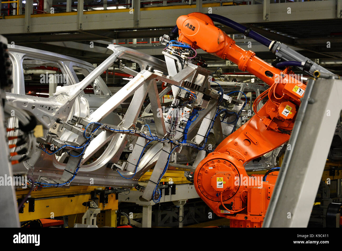 Robots travaillant sur les wagons en aluminium à Jaguar Land Rover, Lode Lane, Solihull, West Midlands, Royaume-Uni. Banque D'Images