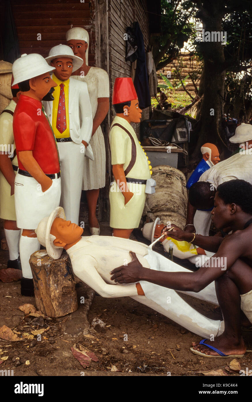 Abidjan, Côte d'Ivoire, Côte d'Ivoire. Sculptures sur bois représentant des figures coloniale française. Banque D'Images