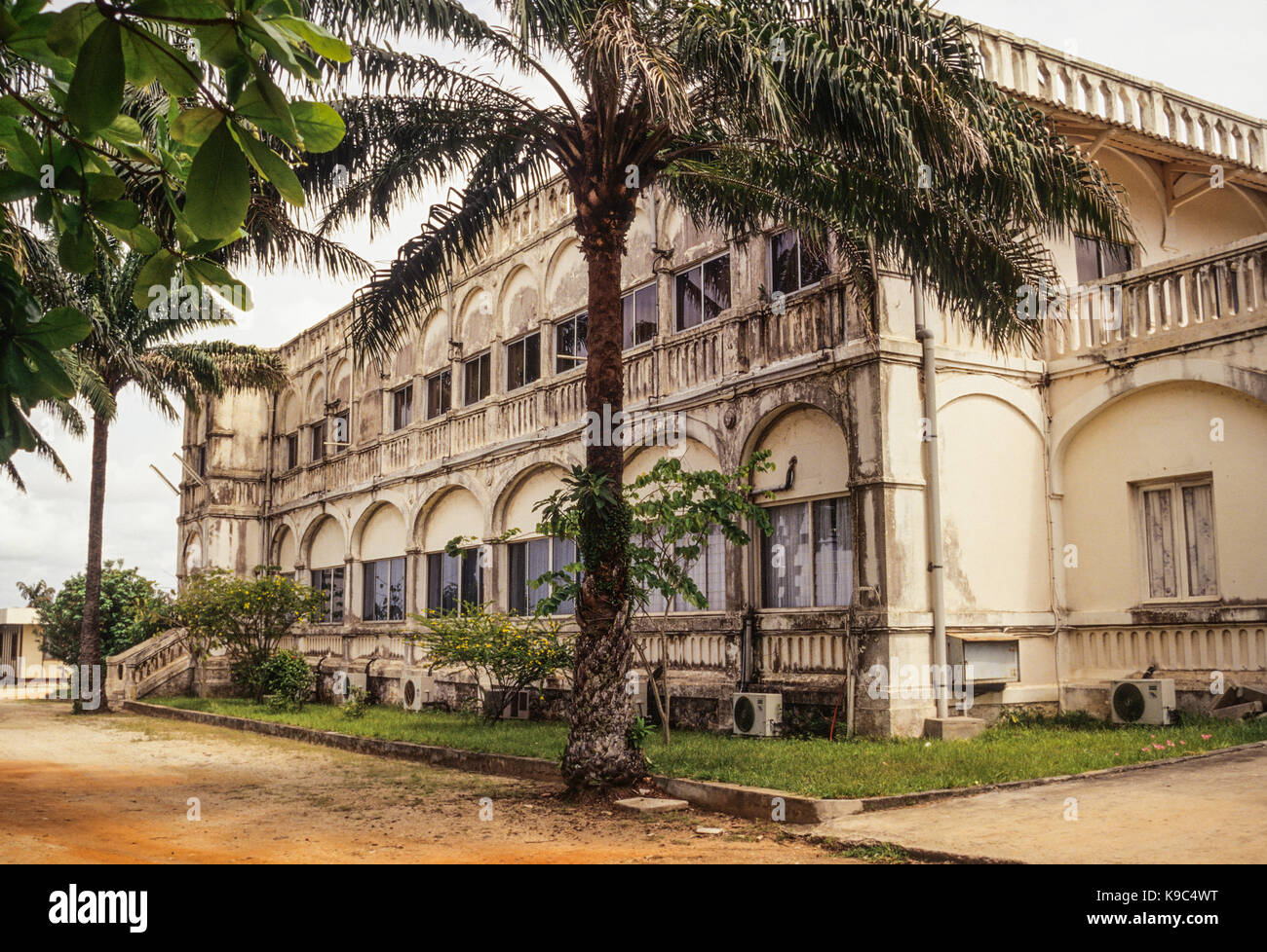 Abidjan, Côte d'Ivoire, Côte d'Ivoire. La construction de l'époque coloniale française (construit 1923) anciennement les bureaux de logement de la Railroad Company (Société Ivorienne des Chemins de Fer). Banque D'Images