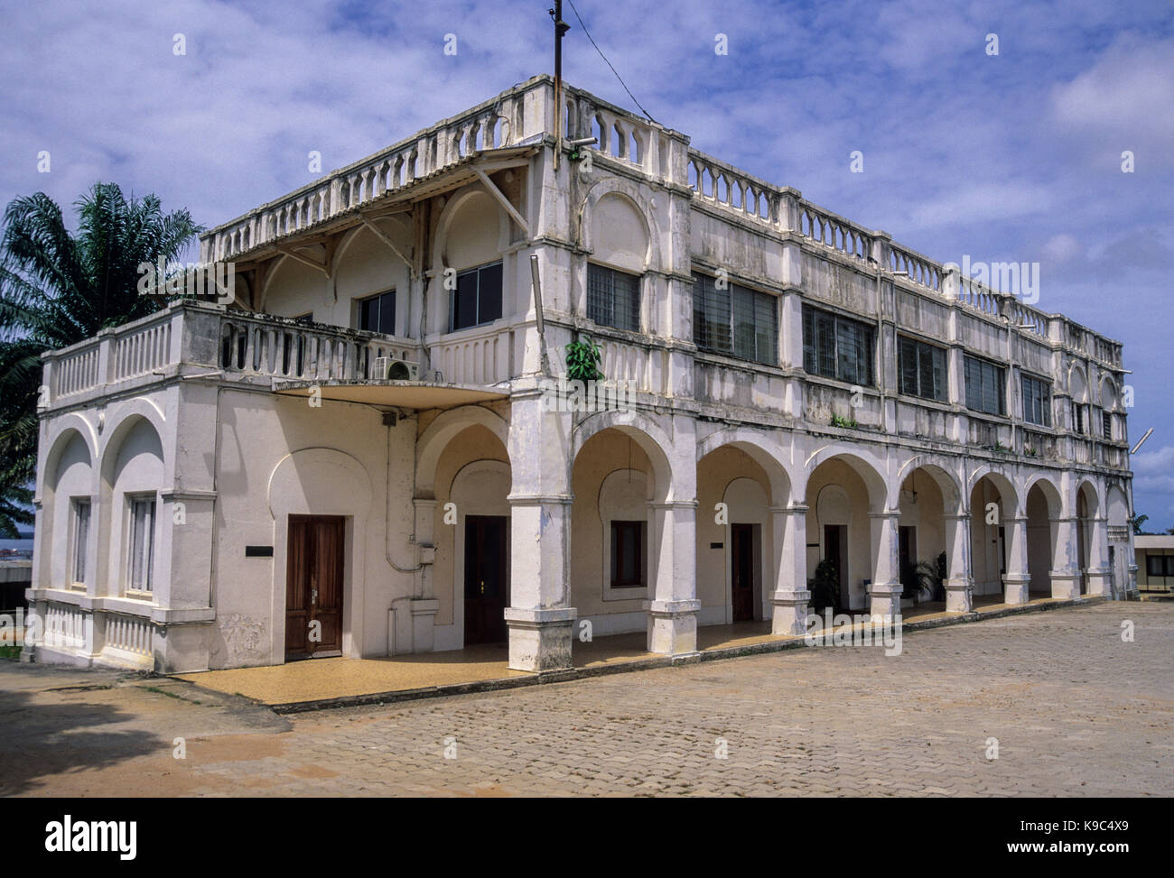 Abidjan, Côte d'Ivoire, Côte d'Ivoire. La construction de l'époque coloniale française (construit 1923) anciennement les bureaux de logement de la Railroad Company (Société Ivorienne des Chemins de Fer). Banque D'Images