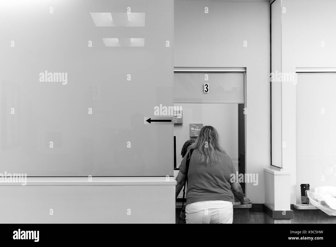 Pleasantville, NJ, USA - Le 17 août 2017 : une femme entre dans un centre de désintoxication à Pleasantville, New Jersey. Banque D'Images