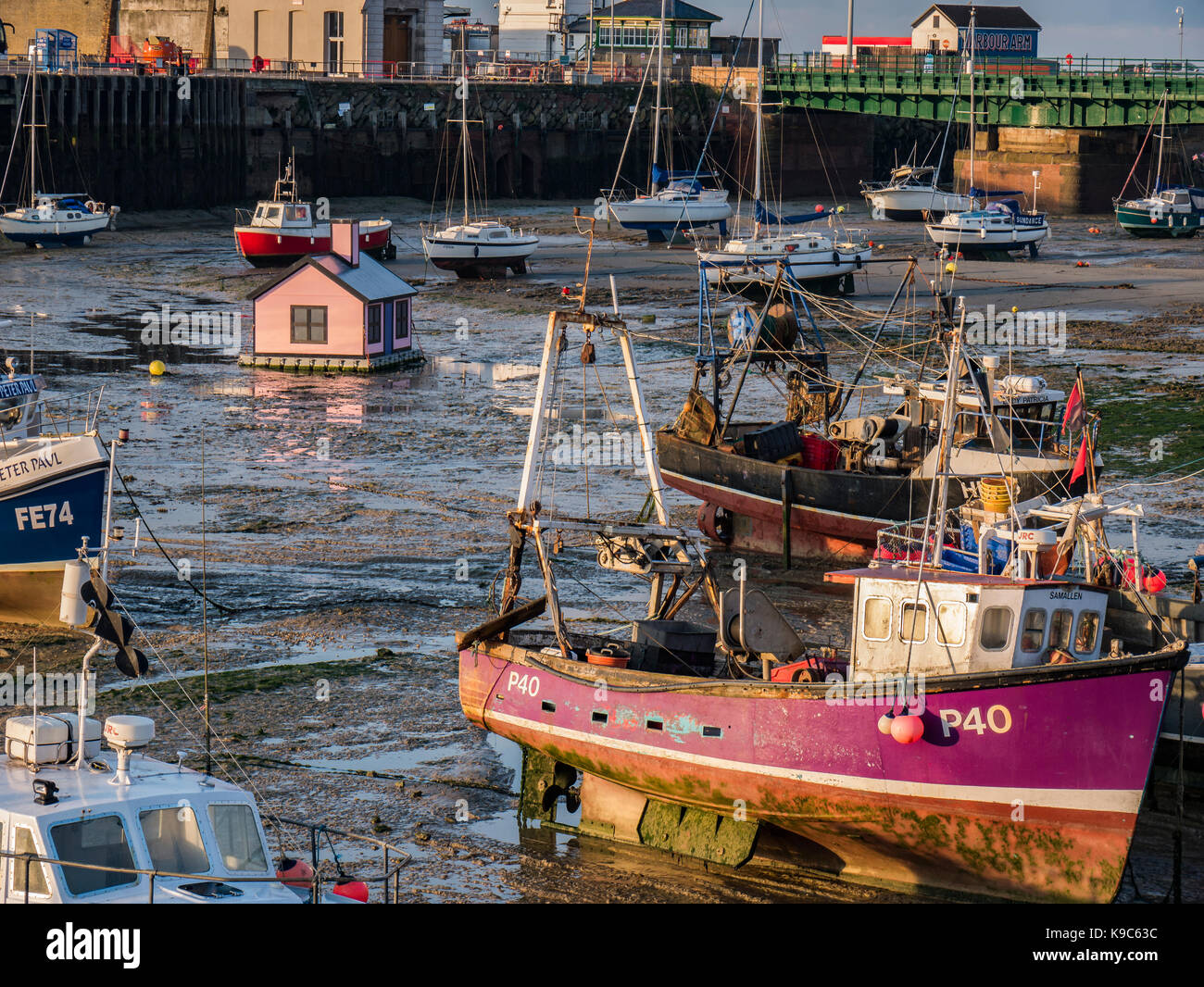 Folkestone Harbor, bateaux + maison de vacances Richard Woods Banque D'Images