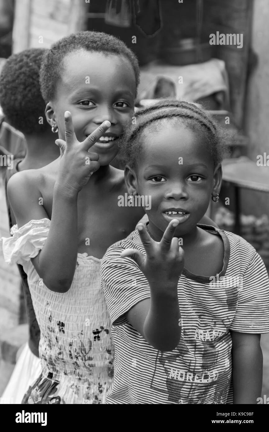 Accra, Ghana - décembre 28, 2016 : happy children dans une rue d'Accra, au Ghana. Banque D'Images