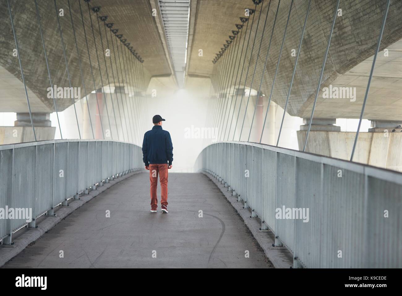 L'homme sur la passerelle du pont sous l'autoroute à de mystérieux brouillard matinal. Prague, République tchèque Banque D'Images