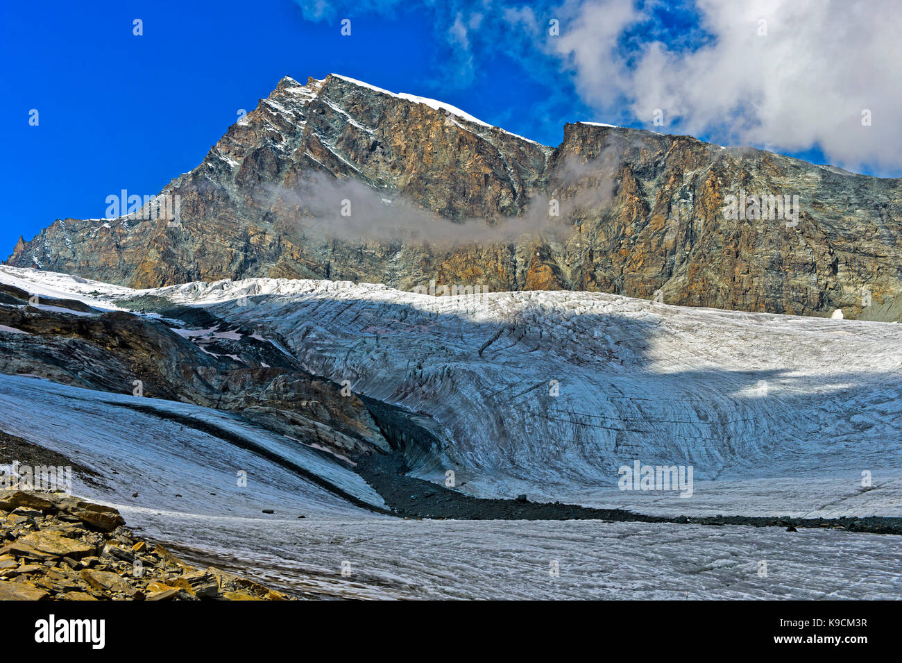 Allalinhorn pic s'élève au-dessus de l'allalingletscher glacier, saas-fee, Valais, Suisse Banque D'Images