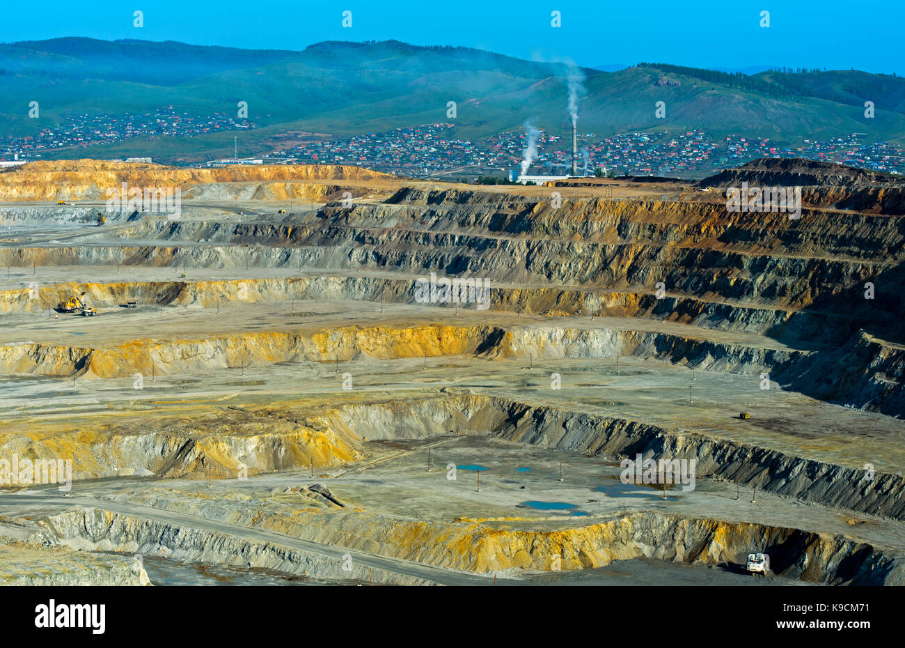 Des bancs d'une mine de cuivre à ciel ouvert de l'erdenet mining corporation emc, ville d'Erdenet erdenet, derrière, la Mongolie Banque D'Images