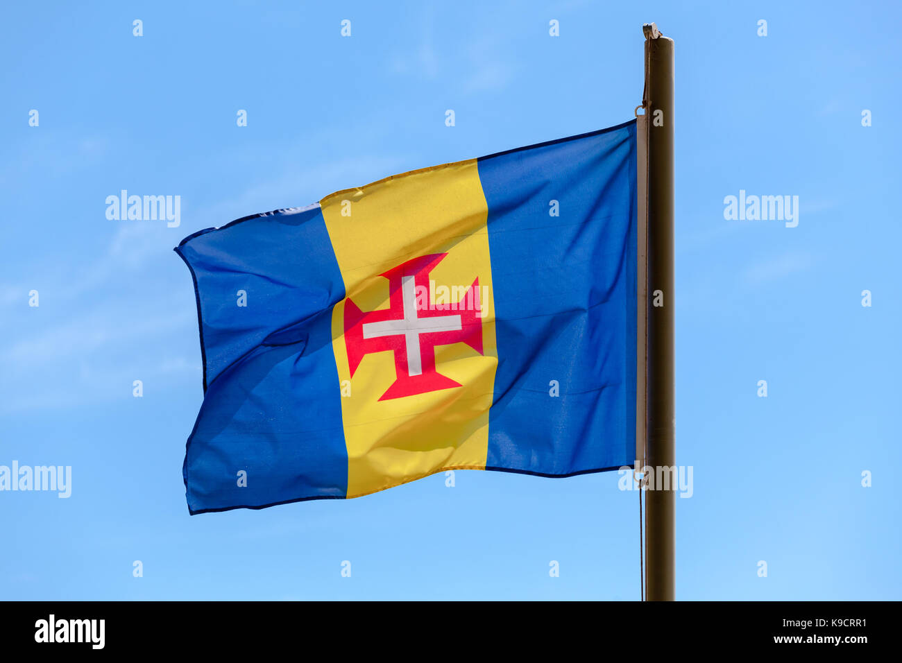 Pavillon de Madère. bleu-or-bleu avec une croix rouge triband vertical-bordé blanc croix du Christ au centre Banque D'Images