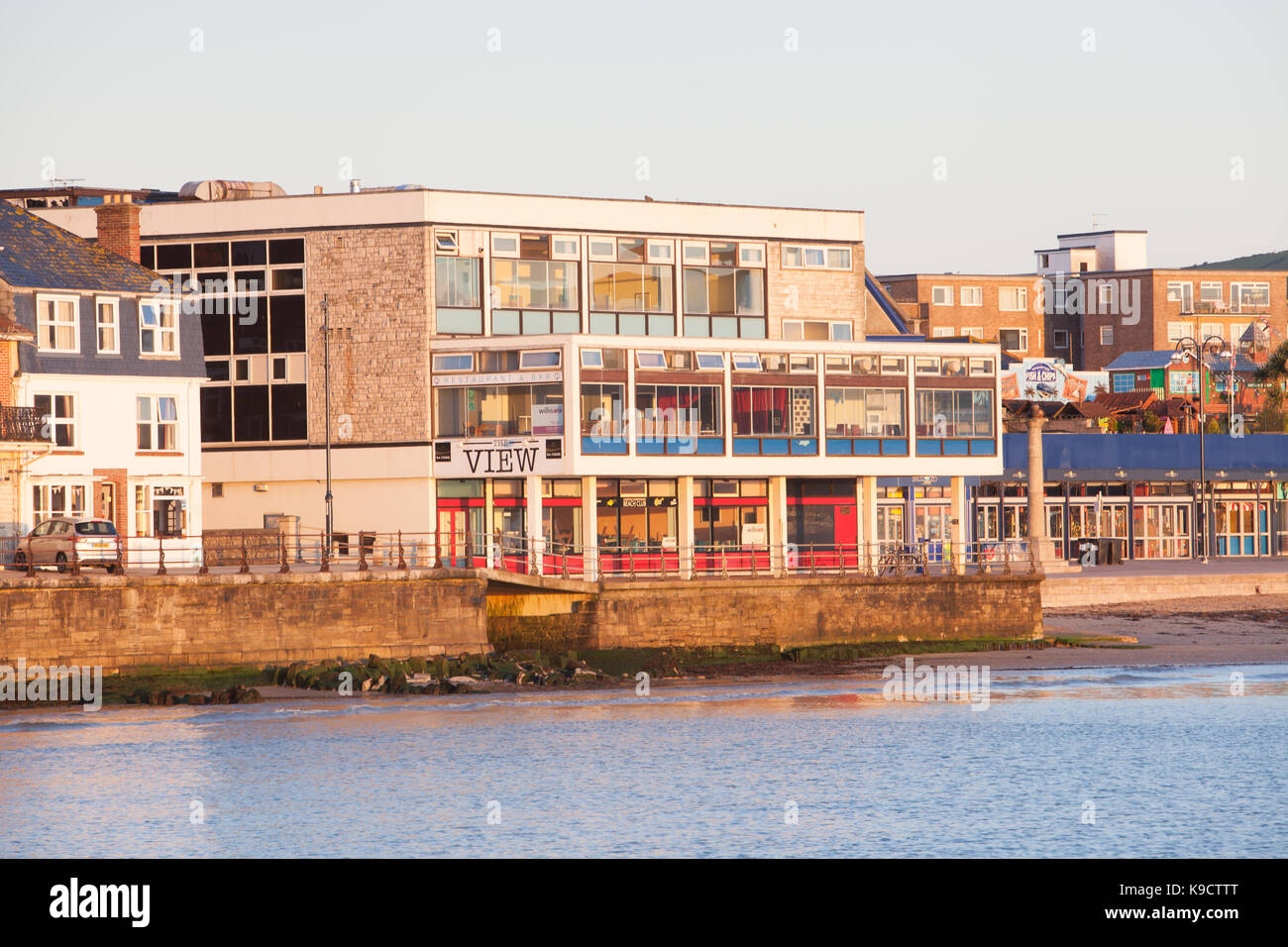 La vue d'un café et bar de plage, au début de la promenade de swanage Banque D'Images
