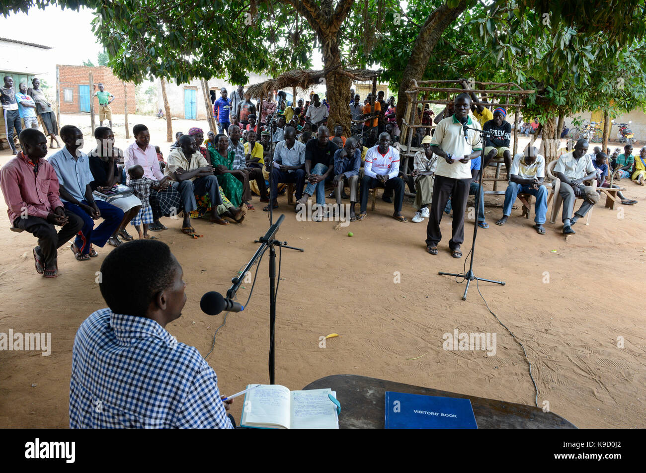 L'OUGANDA, Arua, Radio Pacis, programme d'enregistrement voix de la communauté en Onduparaka village, les villageois parler de problèmes, gouvernement, la vie Banque D'Images