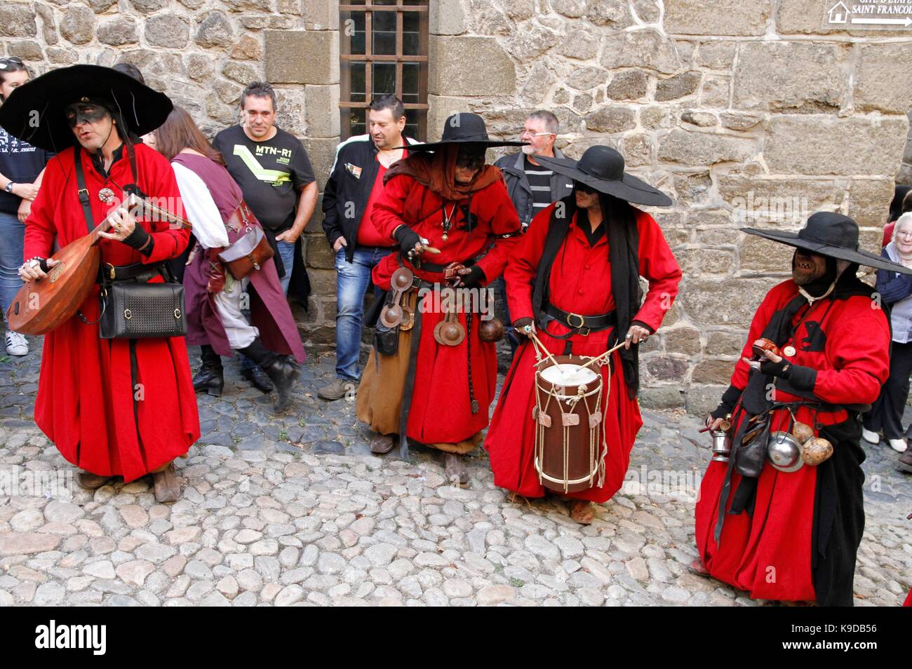 La fête du roi de l'oiseau est un festival populaire hérité de la  renaissance, l'époque médiévale, au puy en velay, haute-Loire, France Photo  Stock - Alamy