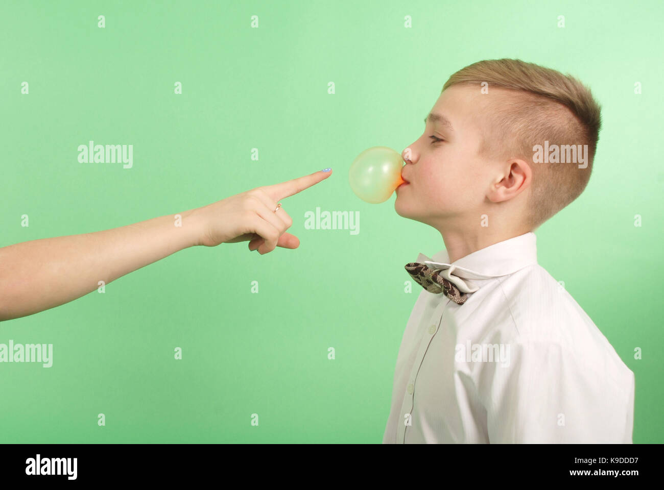 Boy with chewing gum Banque de photographies et d’images à haute
