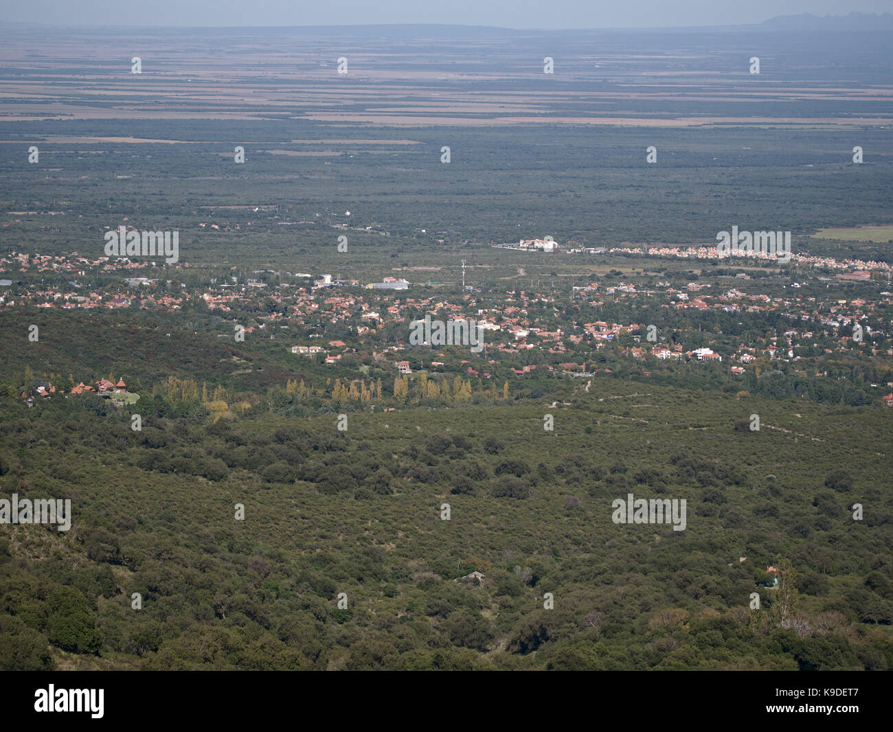 Villa de Merlo, San Luis, Argentine - 2017: Vue sur la vallée depuis une montagne voisine. Banque D'Images