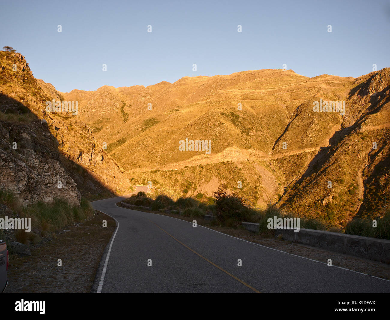 Villa de Merlo, San Luis, Argentine - 2017: Vue sur la route de Merlo à 'El Filo', le sommet d'une montagne voisine. Banque D'Images